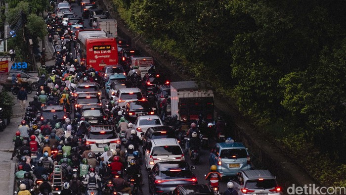 Pramono Perluas Akses Transportasi, Warga TB Simatupang Dapat Manfaat dari Penambahan Bus TJ!