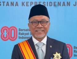 Dapat Tanda Kehormatan dari Prabowo, Menko Zulhas: Ini Untuk Para Petani – Update 1