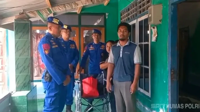 Kadus di NTB Terharu Warganya Dihadiahi Kursi Roda oleh Polisi - Update 1