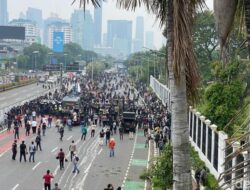 **Konfrontasi Panas Massa Demo 25 Agustus Depan DPR: Didorong ke Semanggi, Tegangnya Pergeseran Aksi**