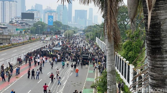 **Konfrontasi Panas Massa Demo 25 Agustus Depan DPR: Didorong ke Semanggi, Tegangnya Pergeseran Aksi**