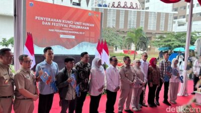 Pramono Serahkan Kunci ke 50 Warga, Tak Tanyakan Latar Belakang?