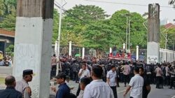 “Beda dengan Massa yang Ricuh, Mahasiswa Sampaikan Aspirasi di Belakang DPR, Ini Reaksi Mengejutkan!”