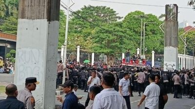 “Beda dengan Massa yang Ricuh, Mahasiswa Sampaikan Aspirasi di Belakang DPR, Ini Reaksi Mengejutkan!”