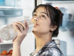 “Minum Air Putih di Malam Hari: Mitos atau Fakta Tentang Kesehatan Ginjal?”