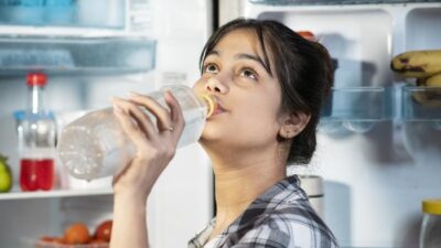 “Minum Air Putih di Malam Hari: Mitos atau Fakta Tentang Kesehatan Ginjal?”