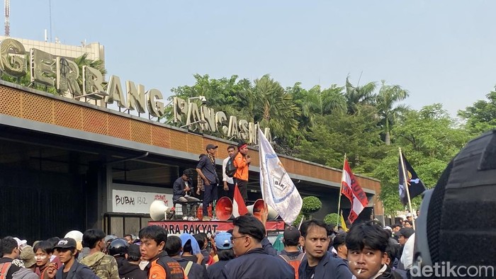Mahasiswa Demo Orasi di Belakang DPR: Suara Keadilan Menggema di Tengah Kebisuan Pemerintah