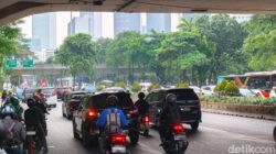 Aksi Demo di DPR Tak Berhenti, Jl. Gatot Subroto dan Sudirman Terkena Macet