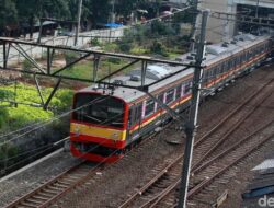 Demo DPR, KRL Tanah Abang Macet, Ribuan Penumpang Kebanjiran Emosi!