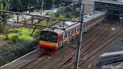 Demo DPR, KRL Tanah Abang Macet, Ribuan Penumpang Kebanjiran Emosi!