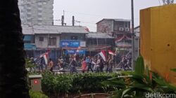 Diguyur Hujan, Demo Pelajar 25 Agustus di Pejompongan Tetap Bertahan!