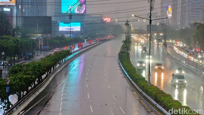 [Penampakan Tol Dalkot Ditutup, Demo Sekitar DPR Tegaskan Kebijakan Berdarah]