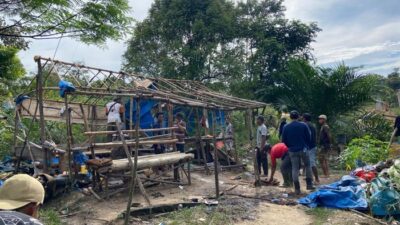**Warga Inhu Bersama Polres, Sukarela Bongkar Peralatan PETI di Lokasi Ilegal**