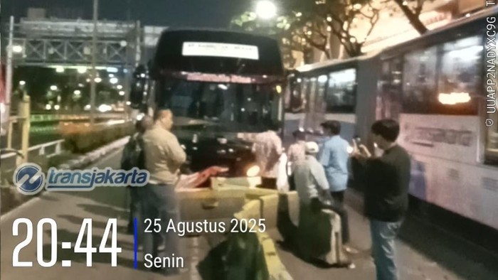 Tragedi Berulang! Bus AKAP Kembali Tabrak Separator TransJ Koridor 9, Apa Penyebabnya?