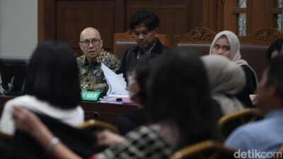 Eks Dirut Taspen Panggil Achsanul Qosasi dengan Sebutan ‘Babe’, Ini Reaksinya!