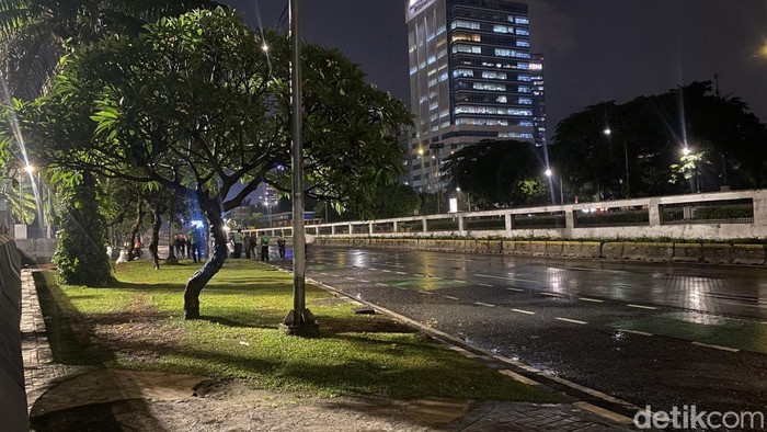 Lalin Depan DPR Masih Ditutup, Banyak Separator Rusak, Apakah Aksi Pemerintah Cukup?