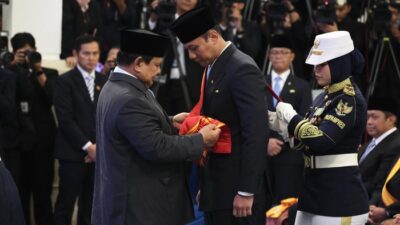 **Menko AHY Terima Anugerah Bintang Mahaputera dari Prabowo, Apresiasi atas Dedikasi Infrastruktur**