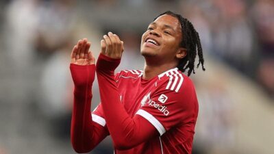 “Rio Ngumoha: Debut Indah yang Guncang Dunia Bola”