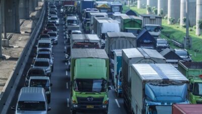 “Titik-titik Kepadatan Lalin Tol Arah Jakarta Pagi Ini: Lalu Lintas Padat di Pagi Hari”