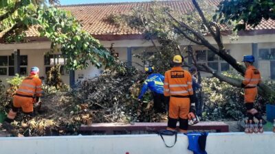 BPBD Bogor: 19 Bencana Menerjang, Hujan-Angin Kencang Rusak Musala dan Sekolah!