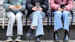Layar Pencuri Waktu: Mungkinkah Anak Terlalu Banyak Bermain Ponsel?