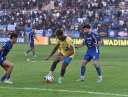 **Bojan Hodak Kritik Lini Depan Persib Usai Imbang PSIM Yogyakarta**