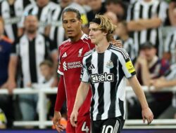 **Newcastle vs Liverpool: Anthony Gordon Minta Maaf Setelah Tekel Virgil van Dijk yang Berujung Kartu Merah**
