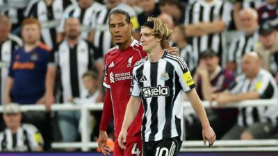 **Newcastle vs Liverpool: Anthony Gordon Minta Maaf Setelah Tekel Virgil van Dijk yang Berujung Kartu Merah**