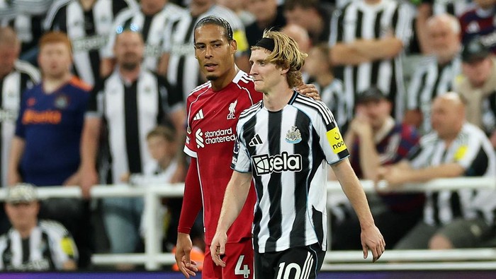 **Newcastle vs Liverpool: Anthony Gordon Minta Maaf Setelah Tekel Virgil van Dijk yang Berujung Kartu Merah**
