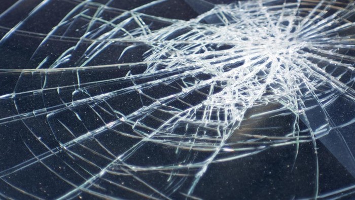 Tragedi Jalanan di Bogor: Pemotor Tabrak Penyeberang, Keduanya Terluka