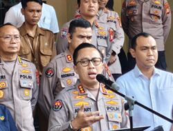 “351 Orang Diamankan Setelah Ricuh di DPR, 7 Tersangka Narkoba!”