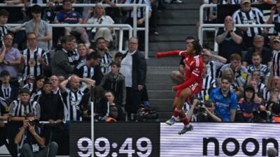 **Bocah 16 Tahun Pecahkan Rekor, Liverpool Taklukkan Newcastle United dalam Pertandingan Menegangkan**