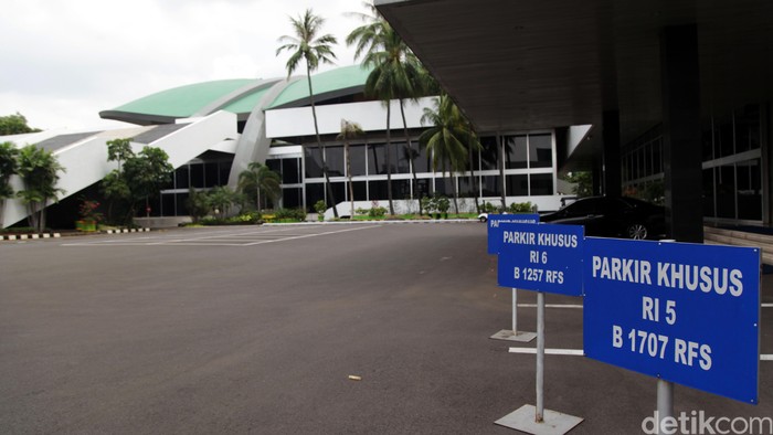 Sejumlah Anggota DPR Naik Mobil Berpelat Sipil Hari Ini: Fenomena Baru di Gedung Nusantara