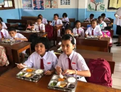SPPG Polda Papua Bagikan 1.499 Porsi MBG ke 100+ Sekolah di Jayapura, Berikan Harapan kepada Anak-Anak