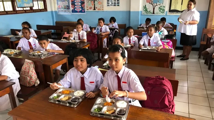 SPPG Polda Papua Bagikan 1.499 Porsi MBG ke 100+ Sekolah di Jayapura, Berikan Harapan kepada Anak-Anak