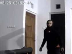**Bak Ninja, Maling Berpakaian jaket-Masker Buff Bobol Rumah Warga di Depok Viral di Media Sosial**