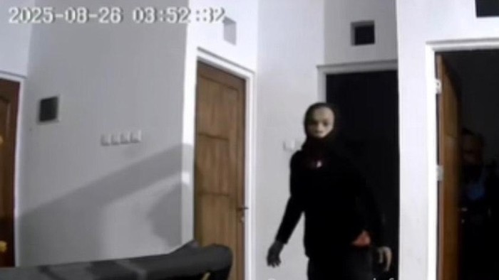**Bak Ninja, Maling Berpakaian jaket-Masker Buff Bobol Rumah Warga di Depok Viral di Media Sosial**
