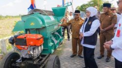 Khofifah Serahkan 39 Unit Alsintan, Revolusi Pertanian di Blitar-Tulungagung Dimulai!