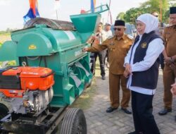 Khofifah Serahkan 39 Unit Alsintan, Revolusi Pertanian di Blitar-Tulungagung Dimulai!