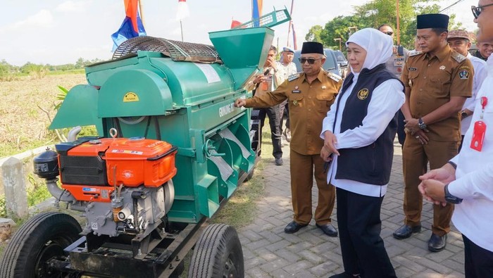 Khofifah Serahkan 39 Unit Alsintan, Revolusi Pertanian di Blitar-Tulungagung Dimulai!