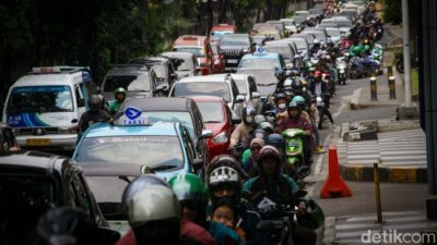 “Dishub DKI Batal Alih Fungsi Trotoar TB Simatupang Jadi Lajur Kendaraan, Warga Berprotes!”