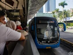 “TransJakarta Kebalikan Rute, Demo Buruh DPR Gegerkan Lalu Lintas”