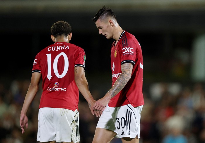 Phil Jones: Manchester United Lumpuh dalam Adu Penalti vs Grimsby Town