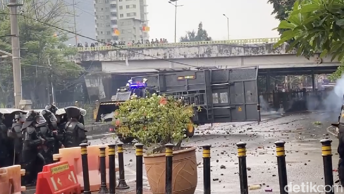 **Massa Bertahan di Pejompongan: Lempar Batu hingga Petasan, Lalin Dialihkan!**