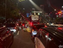 Imbas Demo, Jalan Gatot Subroto Arah Simpang Kuningan Ditutup Sementara