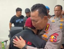Kapolri Peluk dan Minta Maaf ke Keluarga Ojol yang Tewas Dilindas Rantis – Update 1