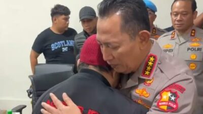 Kapolri Peluk dan Minta Maaf ke Keluarga Ojol yang Tewas Dilindas Rantis – Update 1