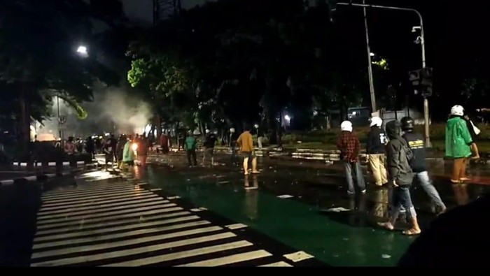 [Situasi Terkini di Mako Brimob Kwitang, Massa Bertahan hingga Dini Hari]
