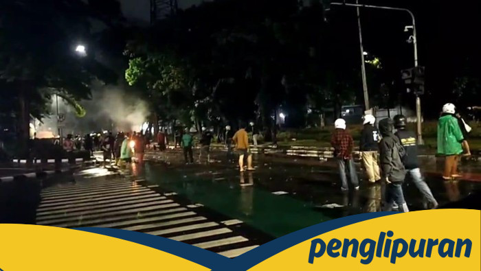 [Situasi Terkini di Mako Brimob Kwitang, Massa Bertahan hingga Dini Hari]