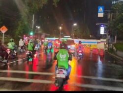 Iring-iringan Ojol Kawal Ambulans Jenazah Affan Kurniawan ke Rumah Duka, Solidaritas Menawan di tengah Tragedi